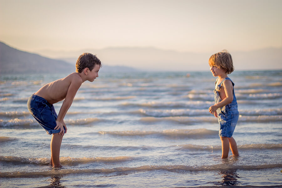 urlaub-spanien-mit-kindern-marysol-spielende-kinder-strand